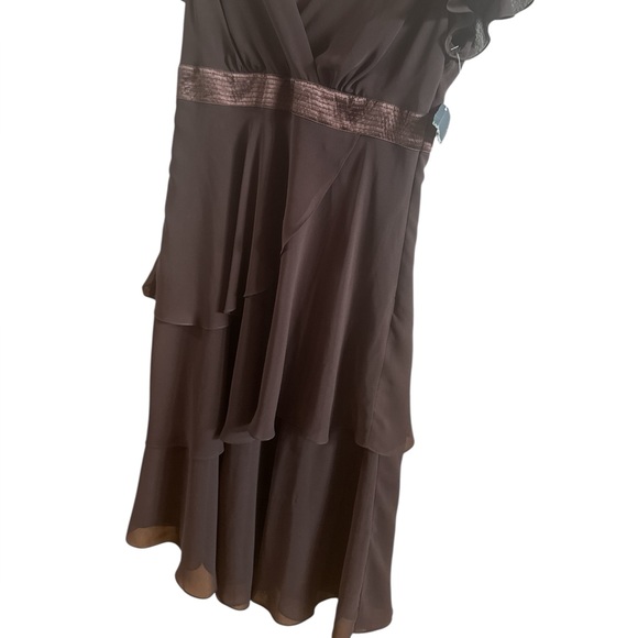 Liz Claiborne NWT Woman’s Sz 10 Chocolate Brown Tiered Floaty Dress
*Flaw Snags - Picture 2 of 14
